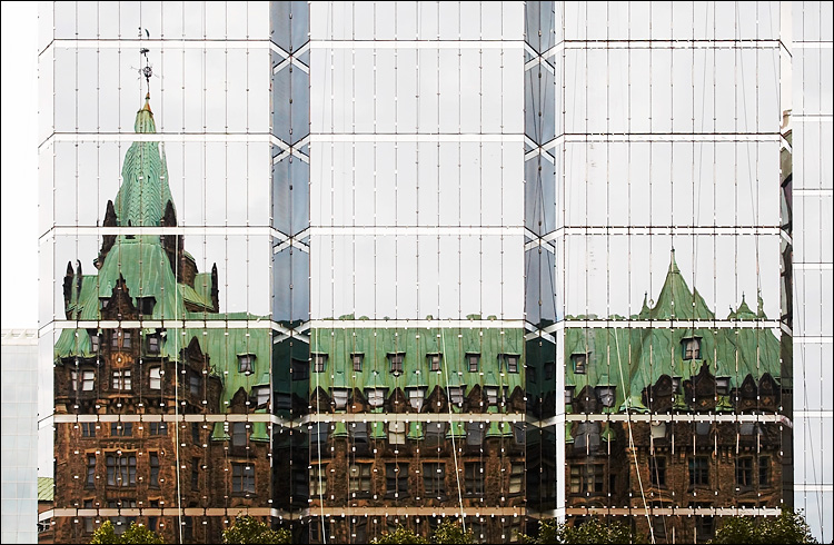 ottawa reflected || canon 350d/ef17-40L@21 | 1/125s | f7.1 | iso100 | handheld