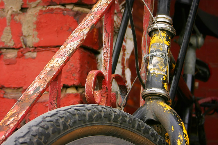 yellow bike, red bricks || canon 300d/ef-s 18-55 | 1/30s | f5.6 | ISO 200 | handheld