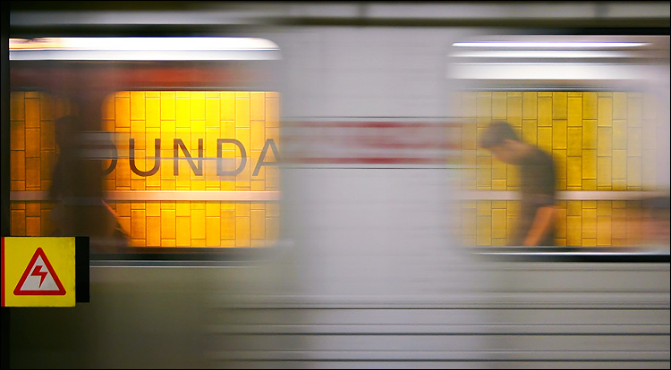 dundas subway || canon 300d/kit lens | 1/10s | f5.6 | ISO 400 | handheld